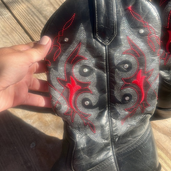 Gypsy rose size 8 cowgirl boots 
Gorgeous red and black with rhinestones - Picture 12 of 17